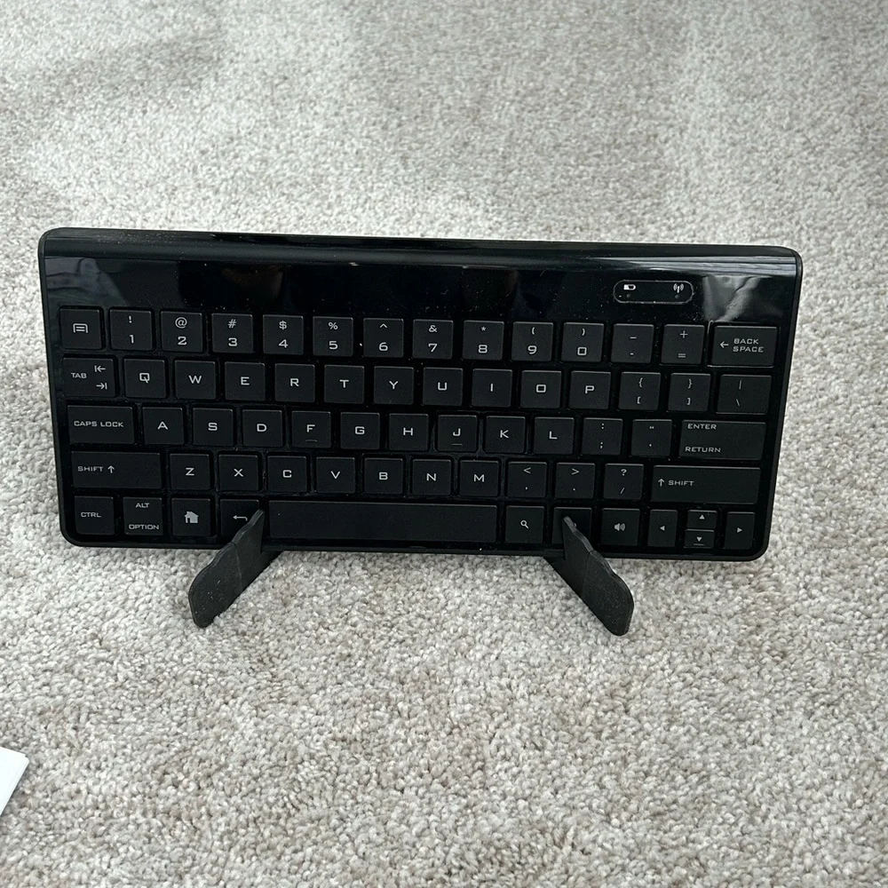 AmazonBasics Bluetooth Keyboard with Mini Travel Stand for Android Devices